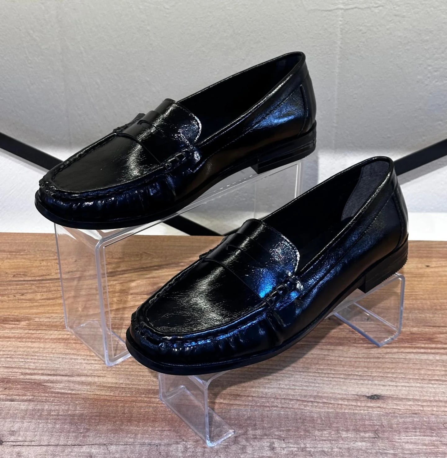 Chaussures casual slip-on femme en carton - Couleur: Noir, Types de couleurs: Cuir verni froissé - Image 2 sur 5