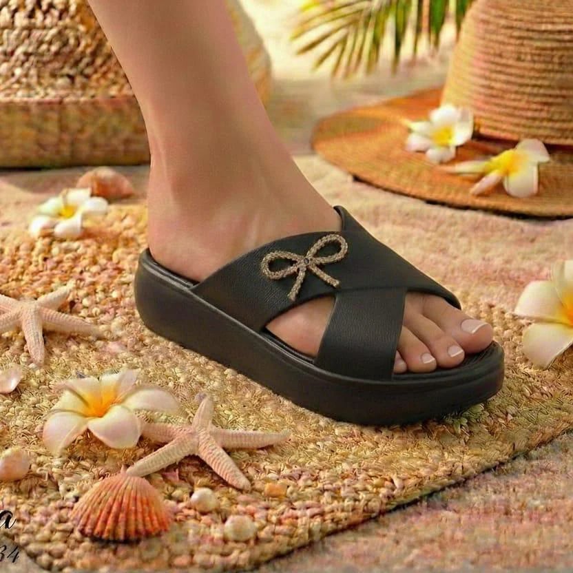 صنادل نسائية سوداء مسطحة مريحة وخفيفة للاستخدام اليومي والصيفي، تصميم عصري مناسب للاستخدام طوال الموسم بالجملة - اللون: أسود, أنواع الألوان: بلاستيك - صورة 1 / 1